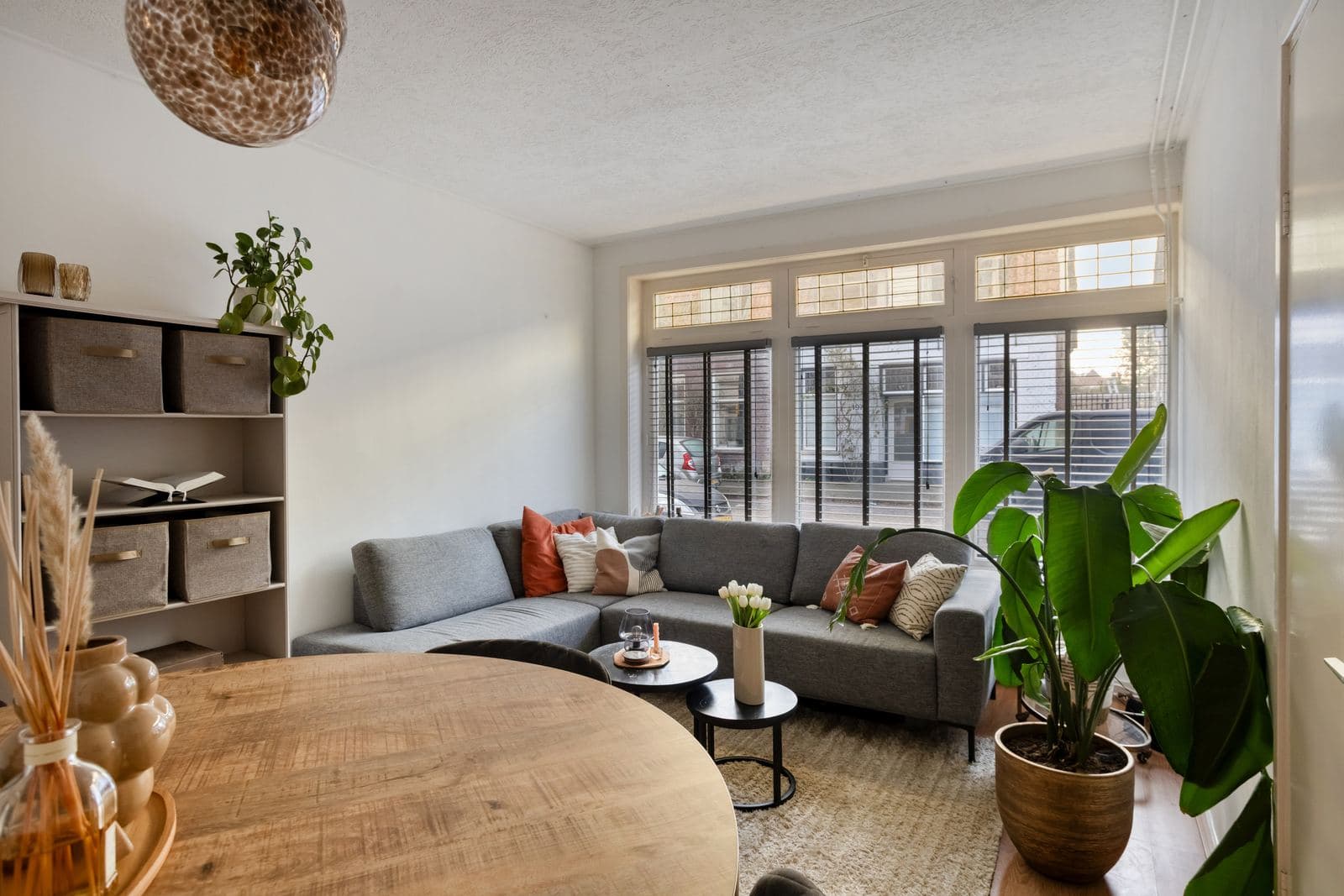 Woonkamer met zithoek aan de voorzijde