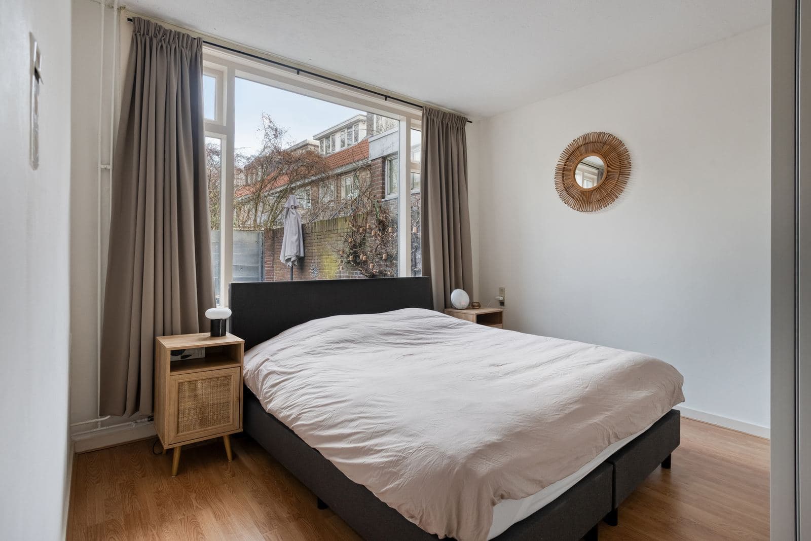 Slaapkamer aan de achterzijde met raam naar de tuin